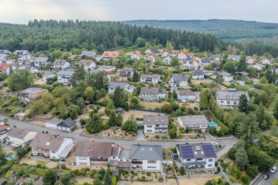 Drohnenansicht Mehrfamilienhaus Langg�ns / Cleeberg