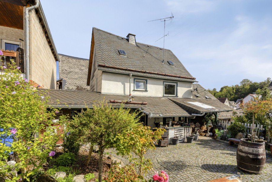 Hausansicht mit Hof Einfamilienhaus Wetzlar