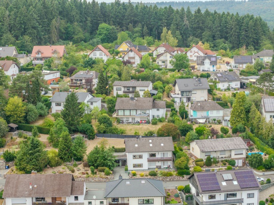 Drohnenansicht Mehrfamilienhaus Langg�ns / Cleeberg