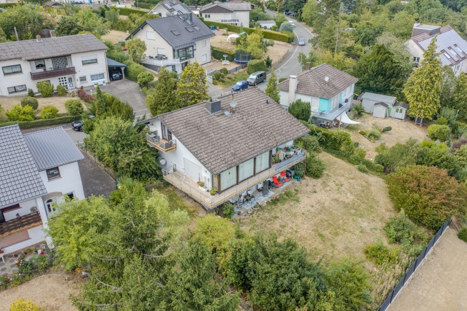 Drohnenansicht Mehrfamilienhaus Langg�ns / Cleeberg