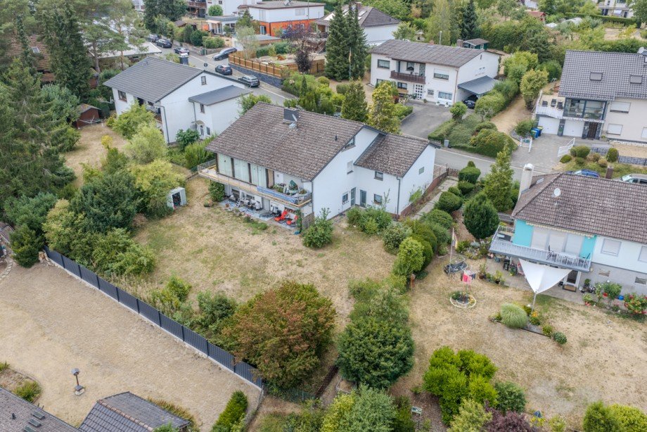 Drohnenansicht Mehrfamilienhaus Langg�ns / Cleeberg