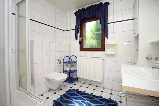 13_Badezimmer_rechtes Haus Zweifamilienhaus Solms