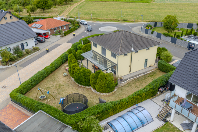 Seitenansicht mit Garten Einfamilienhaus Lahnau