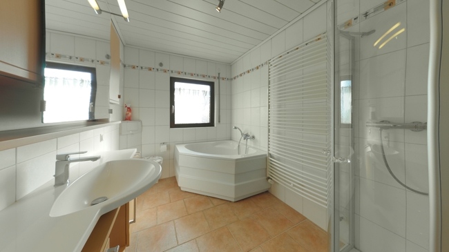 06_Badezimmer_linkes Haus Zweifamilienhaus Solms