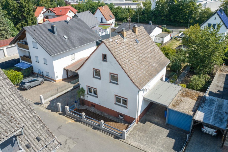 Hausvorderseite mit Garage Einfamilienhaus Solms