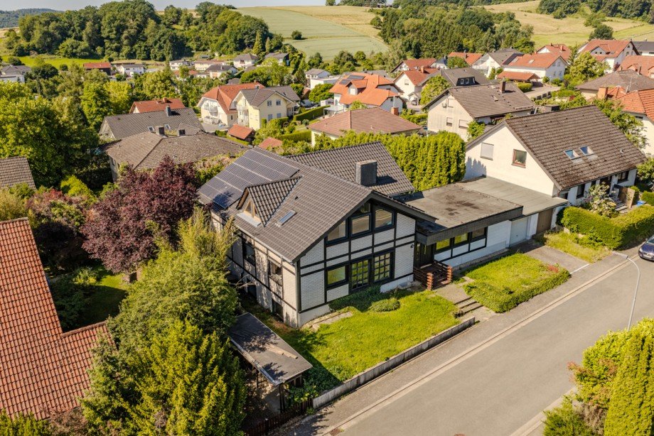 Stra�enansicht links Einfamilienhaus Solms / Niederbiel