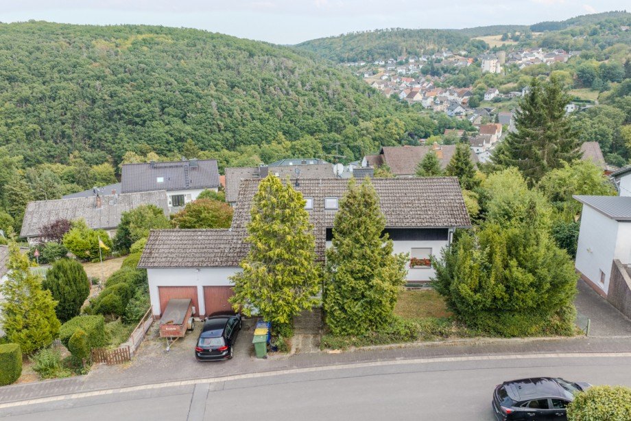 Drohnenansicht Mehrfamilienhaus Langg�ns / Cleeberg