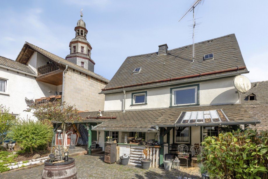 Hausansicht mit Hof Einfamilienhaus Wetzlar