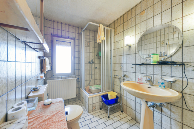 Badezimmer_2 Einfamilienhaus Langg�ns