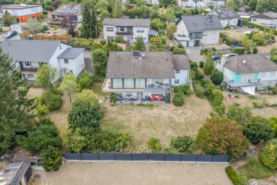 Drohnenansicht Mehrfamilienhaus Langg�ns / Cleeberg