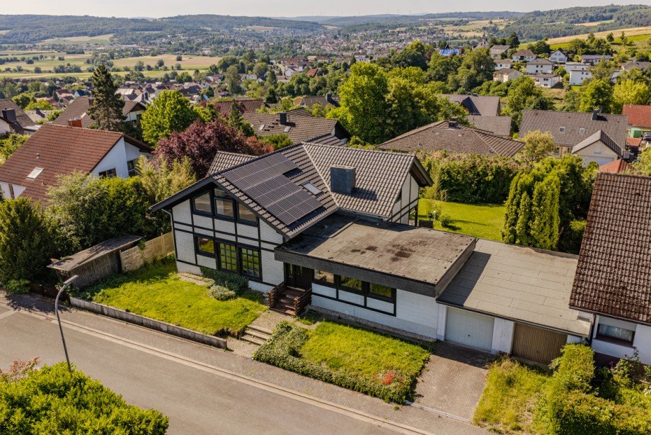 Stra�enansicht rechts Einfamilienhaus Solms / Niederbiel