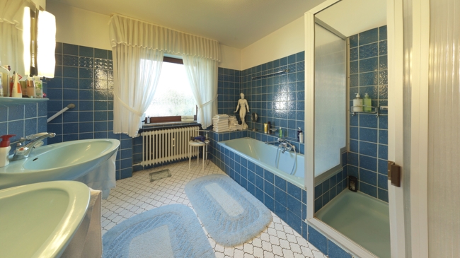 09_Tageslichtbad mit Wanne Einfamilienhaus Solms