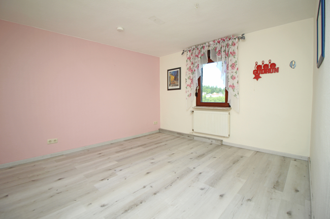 17_Schlafzimmer 2_rechtes Haus Zweifamilienhaus Solms