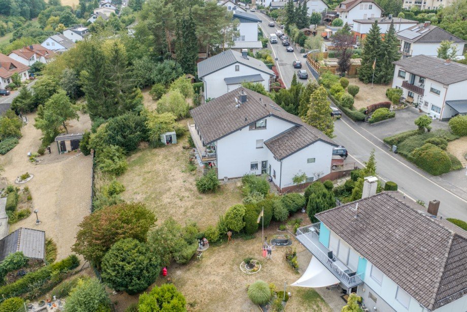 Drohnenansicht Mehrfamilienhaus Langg�ns / Cleeberg