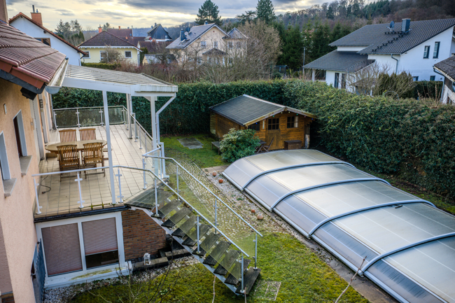 Terrassenansicht gesamt mit Pool Einfamilienhaus Solms