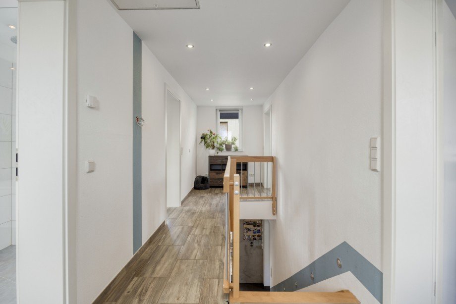 Flur OG Einfamilienhaus Langg�ns / Oberkleen